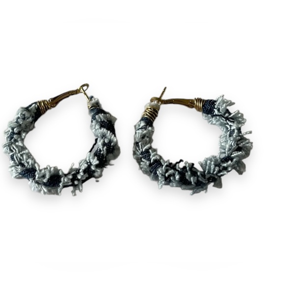 Beautiful loop earrings, handmade with upcycled jeans - Picture 2 of 4